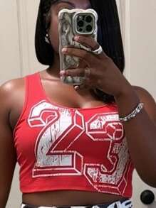 Slaydiva 2025 休闲日常街头性感复古 Y2K 运动甜美白色破洞 23 数字印花弹力针织修身圆领无袖短款上衣，背部金属交叉带细节 - 紅色 - 查看 2
