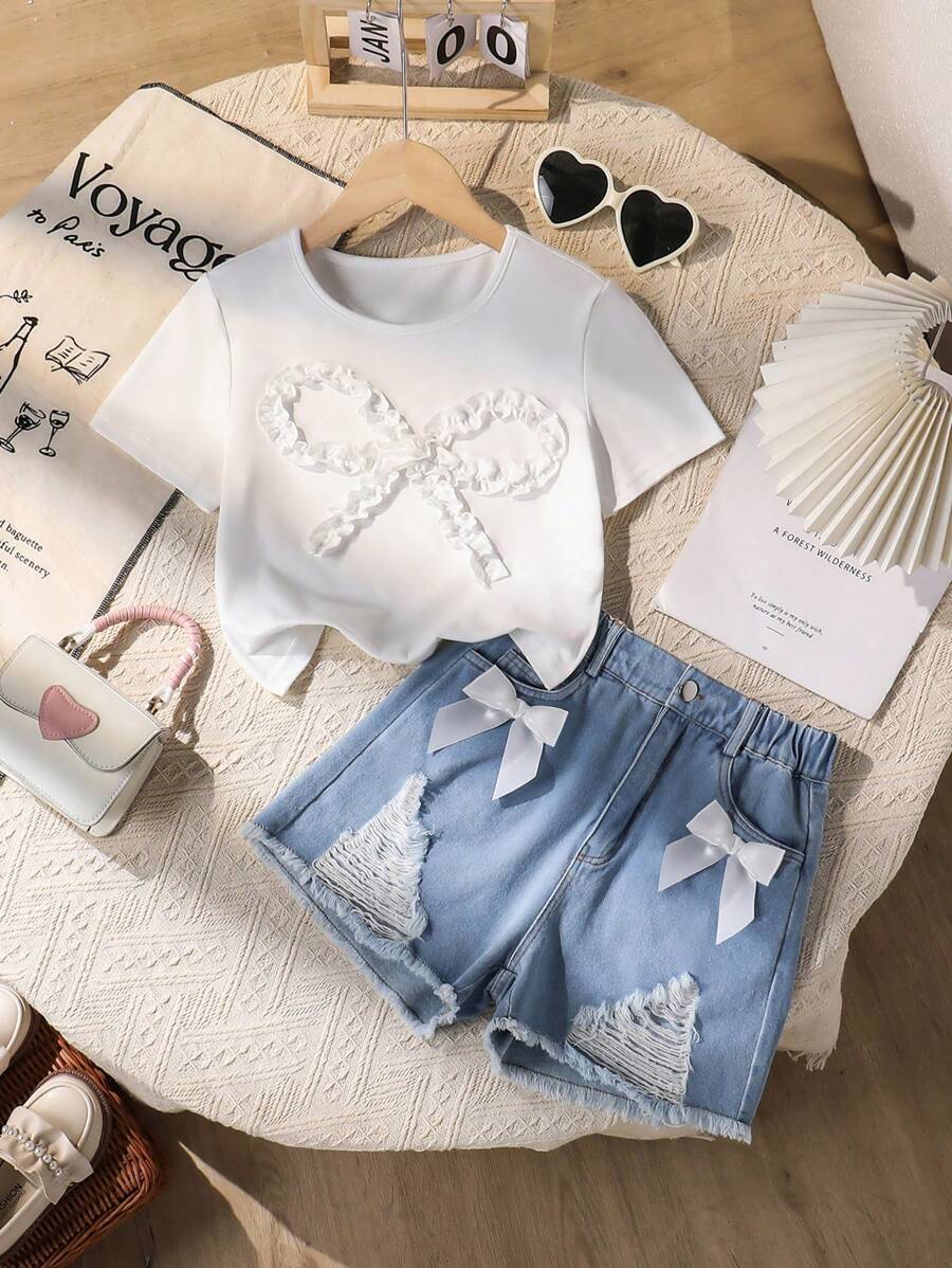 SHEIN Set de 2 piezas para niñas preadolescentes con camiseta de manga corta blanca con decoración de lazo y pantalones cortos de mezclilla azul lavada, nuevo lanzamiento de verano - Multicolor - Ver 1