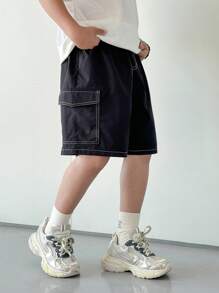 SHEIN 1 Pieza Pantalones cortos casuales de estilo deportivo colegial para niño preadolescente, con estilo retro japonés y coreano, en color negro holgado, con bolsillos con parche y líneas decorativas blancas, adecuado para conjuntos de niños, ropa de niño pequeño, de vuelta al colegio, apto para fiestas de cumpleaños, fiestas de noche, presentaciones, bodas, bautizos, ceremonias de apertura, adecuado para uso diario, adecuado para la escuela, adecuado para viajes, adecuado para deportes, adecuado para las temporadas de primavera y verano