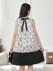 فستان من البناتالصغيرات مطبوع بالأزهار مخصر بشكل جيب مع فيونكة خلفية، سيلويت مرتفع وأنيق