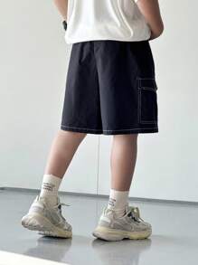 SHEIN 1 Pieza Pantalones cortos casuales de estilo deportivo colegial para niño preadolescente, con estilo retro japonés y coreano, en color negro holgado, con bolsillos con parche y líneas decorativas blancas, adecuado para conjuntos de niños, ropa de niño pequeño, de vuelta al colegio, apto para fiestas de cumpleaños, fiestas de noche, presentaciones, bodas, bautizos, ceremonias de apertura, adecuado para uso diario, adecuado para la escuela, adecuado para viajes, adecuado para deportes, adecuado para las temporadas de primavera y verano