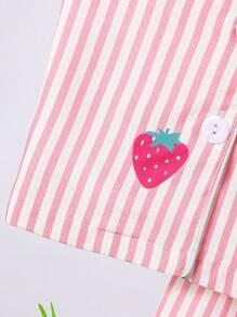 Set de pijama de 2 piezas para bebé niña con blusa de manga corta con estampado de fresa y margarita, y shorts - Verde Lima - Ver 7