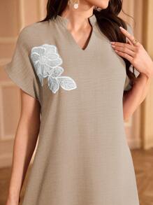 Al Najma 刺绣领花插肩袖立领优雅连衣裙 - 杏色 - 查看 1