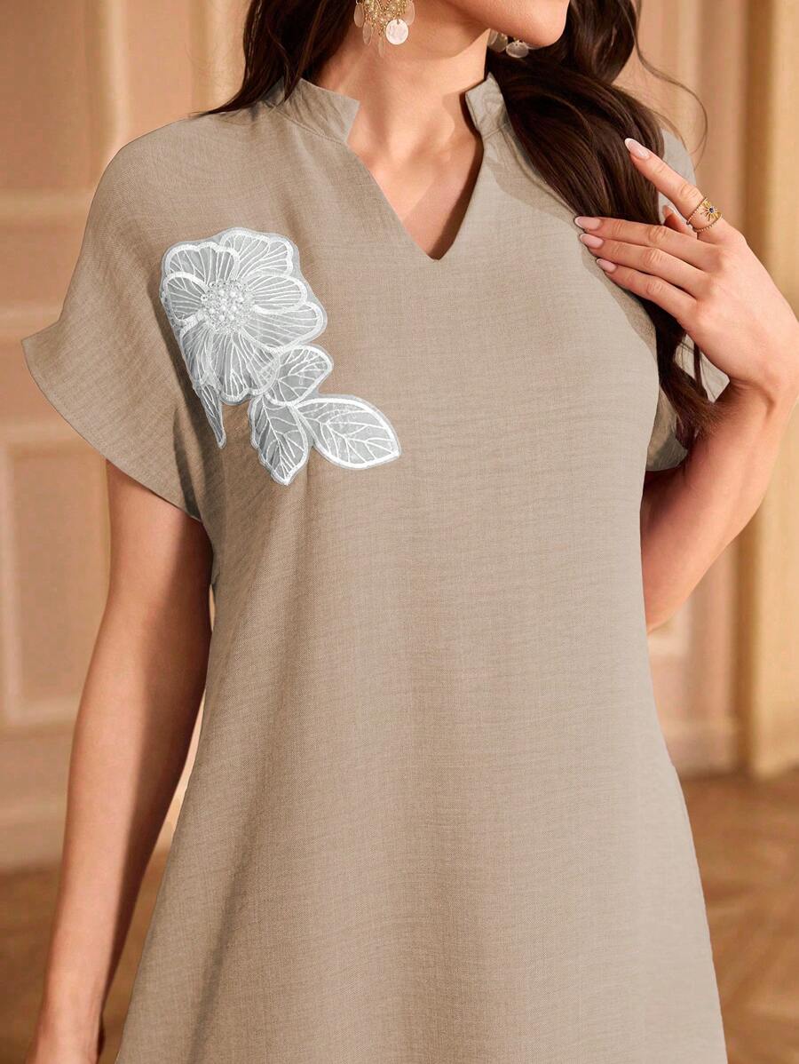 Al Najma 刺绣领花插肩袖立领优雅连衣裙 - 杏色 - 查看 1