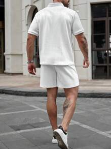 Manfinity Homme Conjunto de camisa polo casual e shorts masculino plus size de cor sólida - Branco - Ver 4