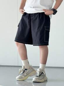 SHEIN 1 Pieza Pantalones cortos casuales de estilo deportivo colegial para niño preadolescente, con estilo retro japonés y coreano, en color negro holgado, con bolsillos con parche y líneas decorativas blancas, adecuado para conjuntos de niños, ropa de niño pequeño, de vuelta al colegio, apto para fiestas de cumpleaños, fiestas de noche, presentaciones, bodas, bautizos, ceremonias de apertura, adecuado para uso diario, adecuado para la escuela, adecuado para viajes, adecuado para deportes, adecuado para las temporadas de primavera y verano