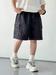 SHEIN 1 Pieza Pantalones cortos casuales de estilo deportivo colegial para niño preadolescente, con estilo retro japonés y coreano, en color negro holgado, con bolsillos con parche y líneas decorativas blancas, adecuado para conjuntos de niños, ropa de niño pequeño, de vuelta al colegio, apto para fiestas de cumpleaños, fiestas de noche, presentaciones, bodas, bautizos, ceremonias de apertura, adecuado para uso diario, adecuado para la escuela, adecuado para viajes, adecuado para deportes, adecuado para las temporadas de primavera y verano
