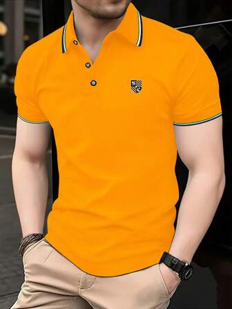 Camisa tipo polo casual de hombre con ribete en contraste y logotipo de escudo, adecuada para el verano
