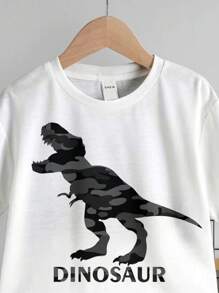 SHEIN 2 件套男童休闲恐龙图案 T 恤和短裤套装，夏季