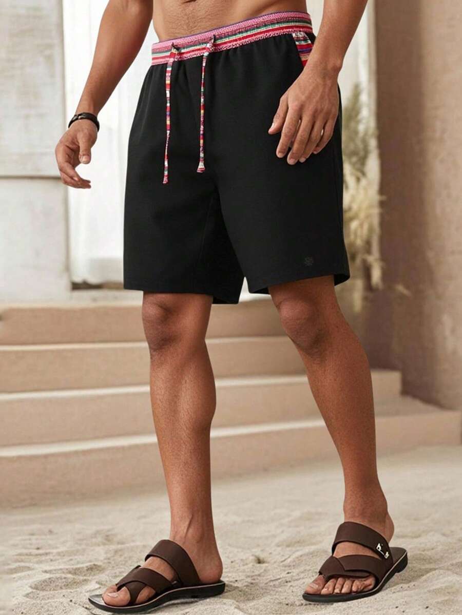 Manfinity RSRT Pantalones cortos casuales de vacaciones para hombres con estampado de patchwork y cintura con cordón - Negro - Ver 1