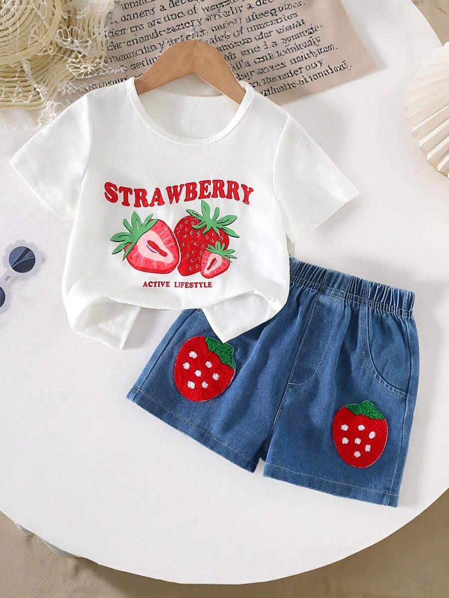 Conjunto de 2 piezas para niñas jóvenes consistente en una camiseta de manga corta con cuello redondo estampado de fresas lindas y divertidas, y shorts vaqueros de cintura elástica con bordado de fresas para el verano - Blanco - Ver 1