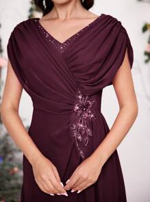 Coutiva Suknia dla matki panny młodej z haftem kwiatowym 3D i kryształkami zdobiona kokardą