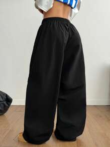 Coolane 女士和男士夏季节日情侣同款复古运动服刺绣图案格子 Corta Vento 纹理宽松降落伞弯刀裤 - 黑色 - 查看 7