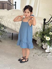 SHEIN 春假期间，年轻女孩蓝色宽松牛仔吊带连衣裙