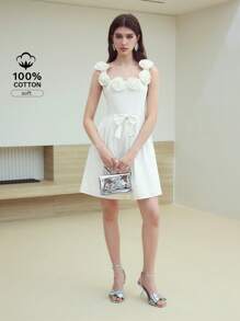 MOTF STUDIO فستان قصير مزين بفرفرة زهرية بارزة من القطن - أبيض - مشاهدة 1