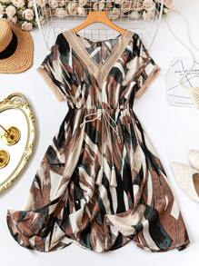 SHEIN LUNE 大码女装 时尚夏季V领流苏腰带连衣裙 褶皱腰部抽绳连衣裙 大码休闲连衣裙 短袖夏季连衣裙 大码波西米亚风连衣裙 系带短袖连衣裙 度假旅行流苏腰带连衣裙 春夏度假连衣裙 - 黑色 - 查看 1