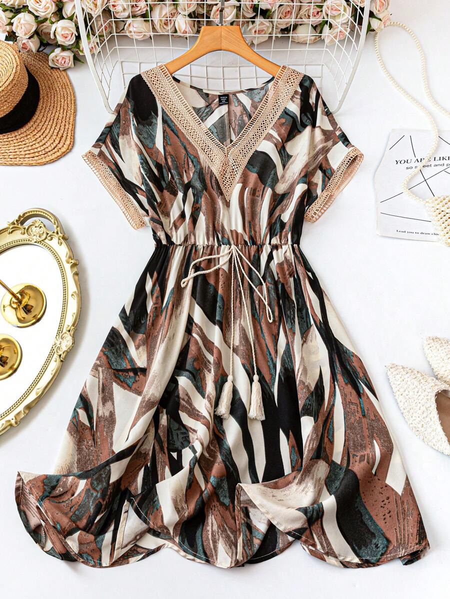 SHEIN LUNE 大码女装 时尚夏季V领流苏腰带连衣裙 褶皱腰部抽绳连衣裙 大码休闲连衣裙 短袖夏季连衣裙 大码波西米亚风连衣裙 系带短袖连衣裙 度假旅行流苏腰带连衣裙 春夏度假连衣裙 - 黑色 - 查看 1