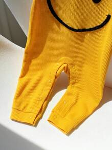 SHEIN Newborn Baby Boy Unisex Comfortable Casual Cute 3D Embroidered Face Pattern Yellow Short Sleeve Jumpsuit, Suitable For Indoor, Outdoor, Daily, Sports, Play, Party, Photo Shoot, Holiday, Spring/Summer - Yellow - View 7