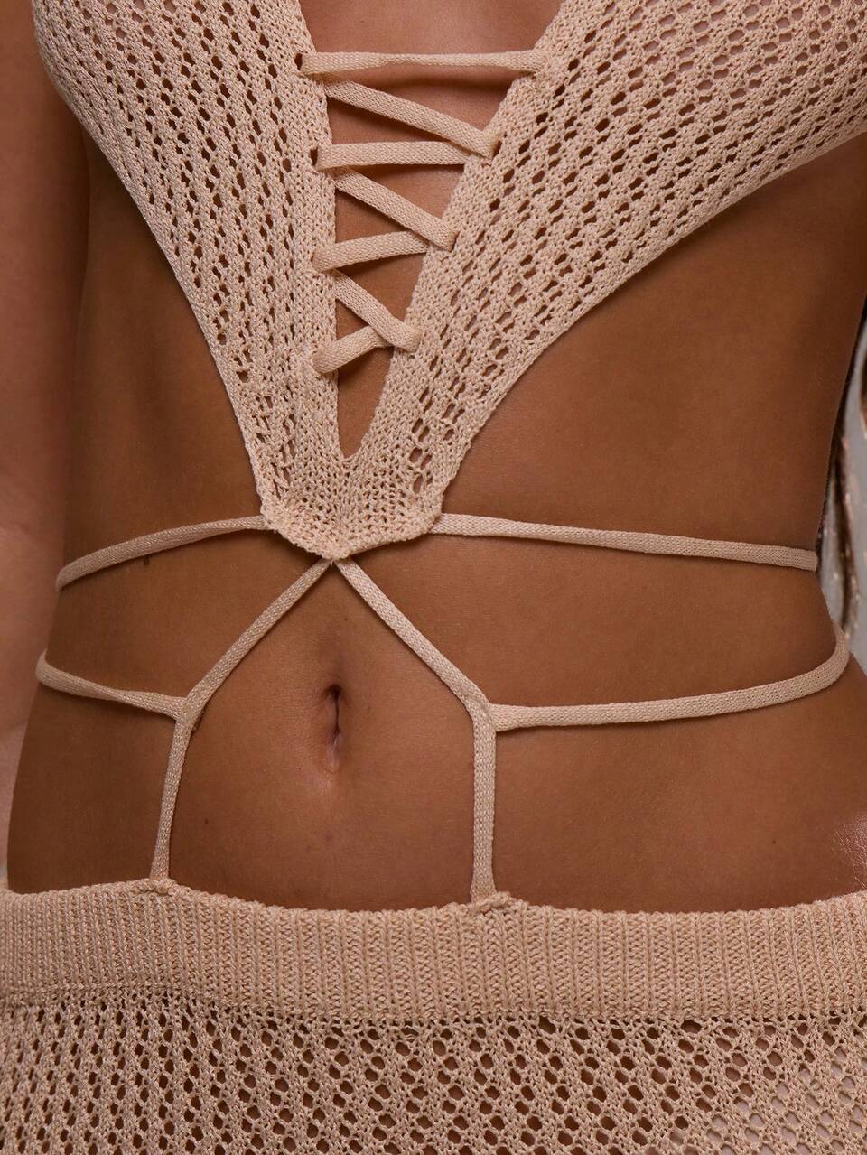 Robe longue de plage élégante, coupe droite, avec dos à lacets, côtés ajourés et encolure halter. Idéale pour l'été, les vacances et les séjours à Ibiza. Tenue de plage sexy.