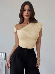 Firerie 新款不对称交叉肩金属细节装饰收腰荷叶边白色紧身连体衣，优雅适合日常通勤，春夏季