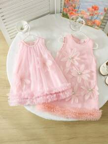 SHEIN Vestito a-line da bambina con volant, senza maniche, con decorazione 3D a fiore sulla tinta unita. La decorazione 3D a fiore aggiunge profondità e sofisticatezza. Il bordo arricciato e la silhouette a-line si combinano perfettamente, adatto per uscite, abbigliamento casual da casa e occasioni di festa, permettendo alla vostra piccola principessa di brillare in qualsiasi contesto!