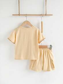 Loomiva Set de 2 piezas para niños pequeños con camiseta de cuello redondo holgada de manga corta y pantalón corto con cordón en la cintura, de uso casual - Amarillo - Ver 2