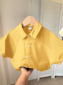SHEIN قميص رجالي عصري مريح متعدد الاستخدامات بتصميم طباعة الأجنحة والحروف, مناسب للربيع/الصيف قطعة واحدة
