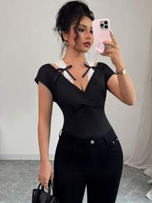 Elenzga Camiseta de manga larga con escote en V y estampado de mariposa para mujer, diseño elegante, ajuste ceñido, versátil, nuevo lanzamiento de primavera/verano