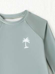 SHEIN Conjunto de traje de baño de niño pequeño estampado con palmeras, elegante y adorable. Conjunto de 2 piezas para niños pequeños. Ropa de playa para niños de 3 a 7 años
