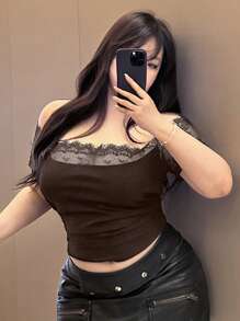 Dazy Plus Camiseta minimalista sexy de mujer de manga corta con empalmado de encaje en unicolor, Tops cortos de mujer, Top hombros descubiertos