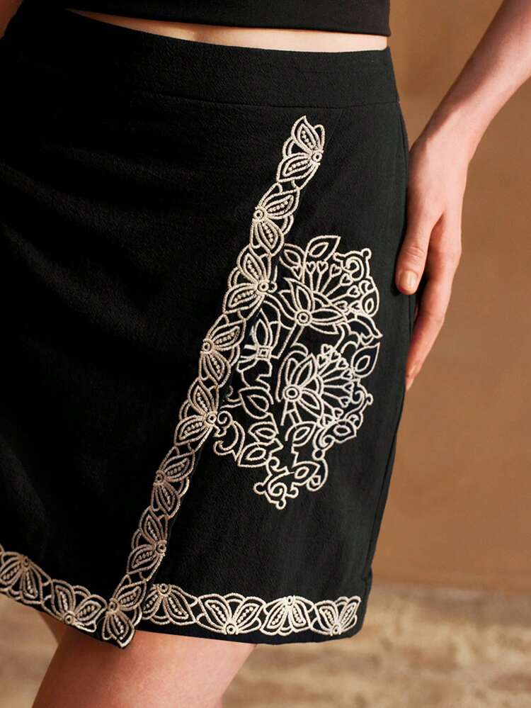 EMBROIDERY FLORAL DETAIL SKIRT