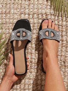 SHUZIA Sandalias deslizables de mujer Luxe Glow negras con detalles con cristales y logotipo dorado | Comodidad y lujo para el estilo de verano de resort a cafetería - Negro - Ver 1