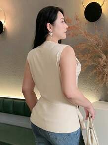 Dazy Plus Rundausschnitt einfarbiges Top mit Knopfverzierung an der Taille, ärmelloser Stricktop