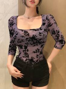 DAZY Camiseta interior ajustada y transparente con cuello cuadrado y estampado floral menudo para mujer, ropa de otoño, ropa de vuelta al colegio