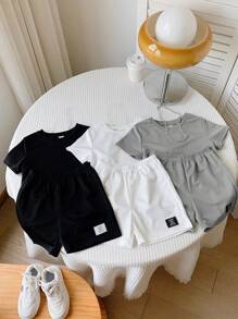 SHEIN 6pcs/Set Baju Bayi Laki-laki/Perempuan Lucu Warna Polos dengan Motif Huruf dan Celana Pendek Pinggang Elastis Set Campuran Dasar Musim Semi/Panas Set Kasual Anak Laki-laki - Hitam dan Putih - View 5
