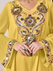 Al Najma V-ringad klänning med diamantpärlor, utsvängd ärm och diamantpärlor - Gul - Visa 7