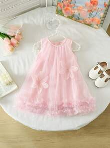 SHEIN Vestito a-line da bambina con volant, senza maniche, con decorazione 3D a fiore sulla tinta unita. La decorazione 3D a fiore aggiunge profondità e sofisticatezza. Il bordo arricciato e la silhouette a-line si combinano perfettamente, adatto per uscite, abbigliamento casual da casa e occasioni di festa, permettendo alla vostra piccola principessa di brillare in qualsiasi contesto!