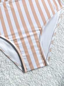 Conjunto de traje de baño de niña preadolescente con estampado de rayas y escote de halter