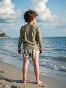 SHEIN 2 件套年轻男童时尚休闲泳装，条纹泳裤 + 纯色上衣，适合游泳、海滩度假 - 橄欖綠 - 查看 2