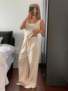 Livesso Set de 2 piezas de pijama para mujer con estampado floral disperso en todo