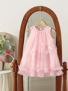 SHEIN Vestito a-line da bambina con volant, senza maniche, con decorazione 3D a fiore sulla tinta unita. La decorazione 3D a fiore aggiunge profondità e sofisticatezza. Il bordo arricciato e la silhouette a-line si combinano perfettamente, adatto per uscite, abbigliamento casual da casa e occasioni di festa, permettendo alla vostra piccola principessa di brillare in qualsiasi contesto!