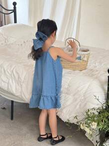 SHEIN 春假期间，年轻女孩蓝色宽松牛仔吊带连衣裙