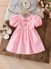 SHEIN Vestido de línea A con manga de globo, cuello redondo, decoración de volantes y lazo para bebé niña. El bolsillo con volantes, el acento del lazo 3D y la silueta de línea A aportan una dulzura juguetona. Adecuado para salidas, uso casual o como vestido de fiesta, resalta el Charm dulce del bebé, una pieza de moda. - Rosa - Ver 6