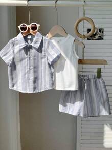 SHEIN 3er-Set Baby Jungen/-mädchen in Blau für Frühling/Sommer - Polokragen Kurzarm-Strickjacke kombiniert mit Trägertop und Shorts mit Gummizug, strukturierter Stoff geeignet für Lässig, Reisen, Urlaub