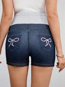 TrendSteals Pantalones cortos vaqueros de maternidad casuales con lazo bordado, contraste de color y cintura ajustable para el verano y festivales - Azul lavado oscuro - Ver 2
