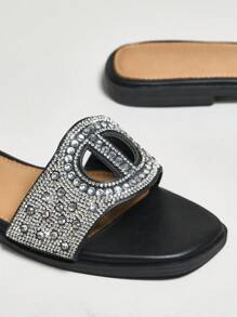 SHUZIA Sandalias deslizables de mujer Luxe Glow negras con detalles con cristales y logotipo dorado | Comodidad y lujo para el estilo de verano de resort a cafetería - Negro - Ver 4