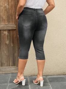SHEIN LUNE Pantalones capri de mezclilla con bolsillos, decoración de strass y dobladillo deshilachado para mujer talla grande en estilo casual de vacaciones - Gris - Ver 2