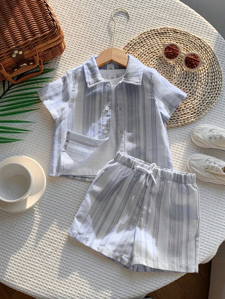 SHEIN 3er-Set Baby Jungen/-mädchen in Blau für Frühling/Sommer - Polokragen Kurzarm-Strickjacke kombiniert mit Trägertop und Shorts mit Gummizug, strukturierter Stoff geeignet für Lässig, Reisen, Urlaub