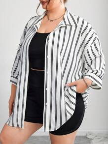 SHEIN CURVE+ 大码女式三件套休闲套装，包含条纹衬衫、黑色吊带背心和短裤，适合健身、运动、度假、教师/毕业生装束，极简主义风格女士海滩装/沙滩裙/海滩度假装束/海滩必备品/毕业/茶会礼服，商务休闲女装/图案 T 恤 - 彩色 - 查看 5