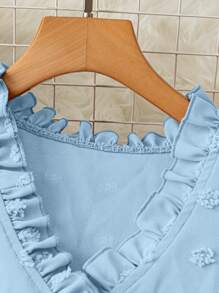 SHEIN LUNE 女士度假休闲纯色瑞士圆点拼接荷叶边下摆无袖衬衫 - 淺藍色 - 查看 3